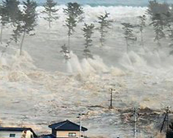 sunami waves in Japan 2011